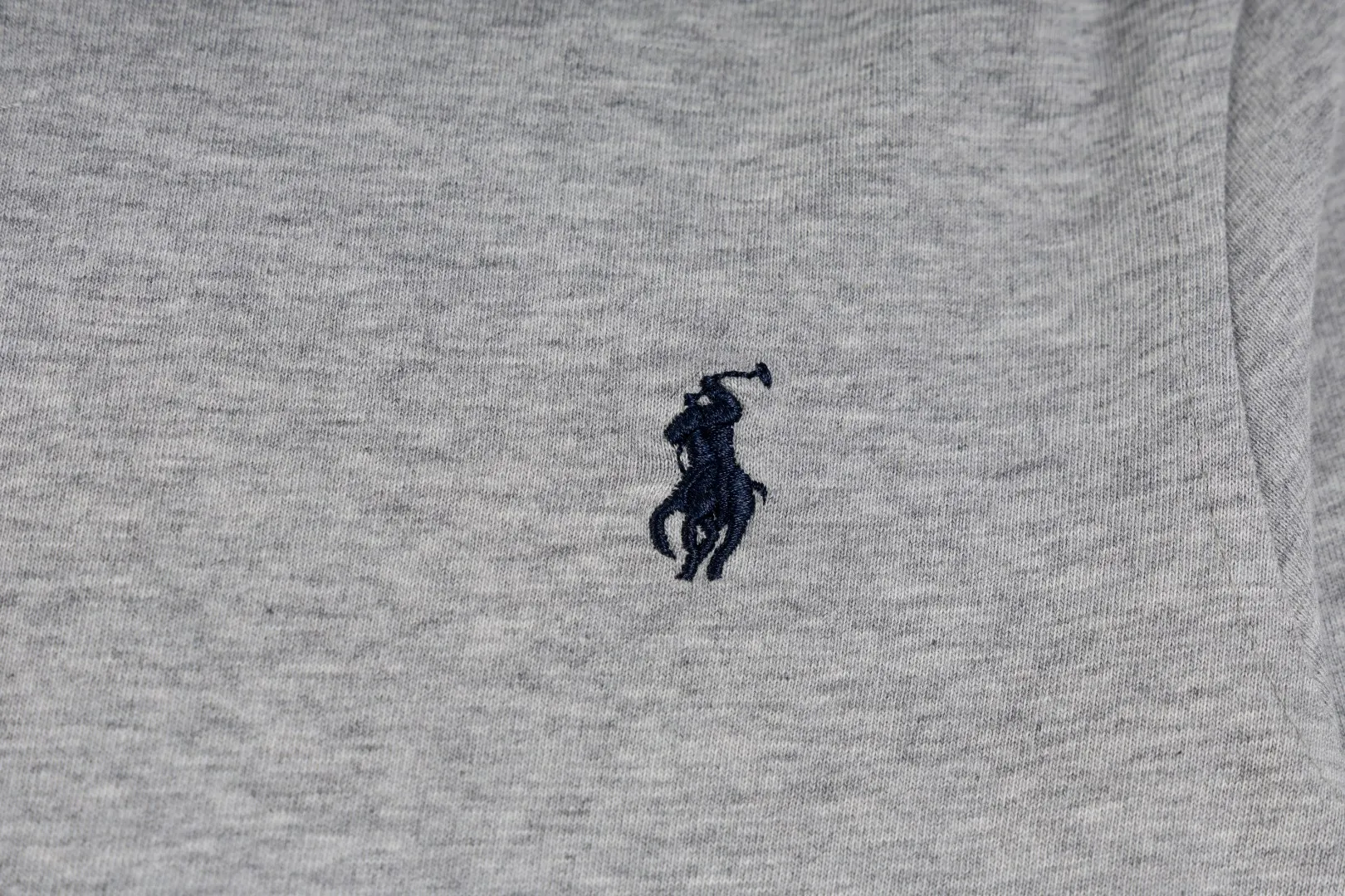 P196 #R85 Ralph Lauren washed heavy brushed distressed henley stand-up collar open chest long-sleeved bottoming shirt thin sweatshirt fabric 100% Xinjiang long-staple cotton, imported embroidered logo on the chest custom threaded collar, classic embroidery, the highest version, suitable for business and leisure daily use! 🌘3-button placket, laser logo pearlescent resin buttons, cuffs and hem are double-stitched, different from the currency version. Washed and distressed, sand-washed and stir-fried. Color: White, Black, Navy Blue, Army Green, Gray Size: S M L XL Length: 69/70/72/75 Bust: 102/108/116/124 Shoulder width: 43/45/47/49 Recommended weight: 100-120/120-140/140-160/160-180 pounds